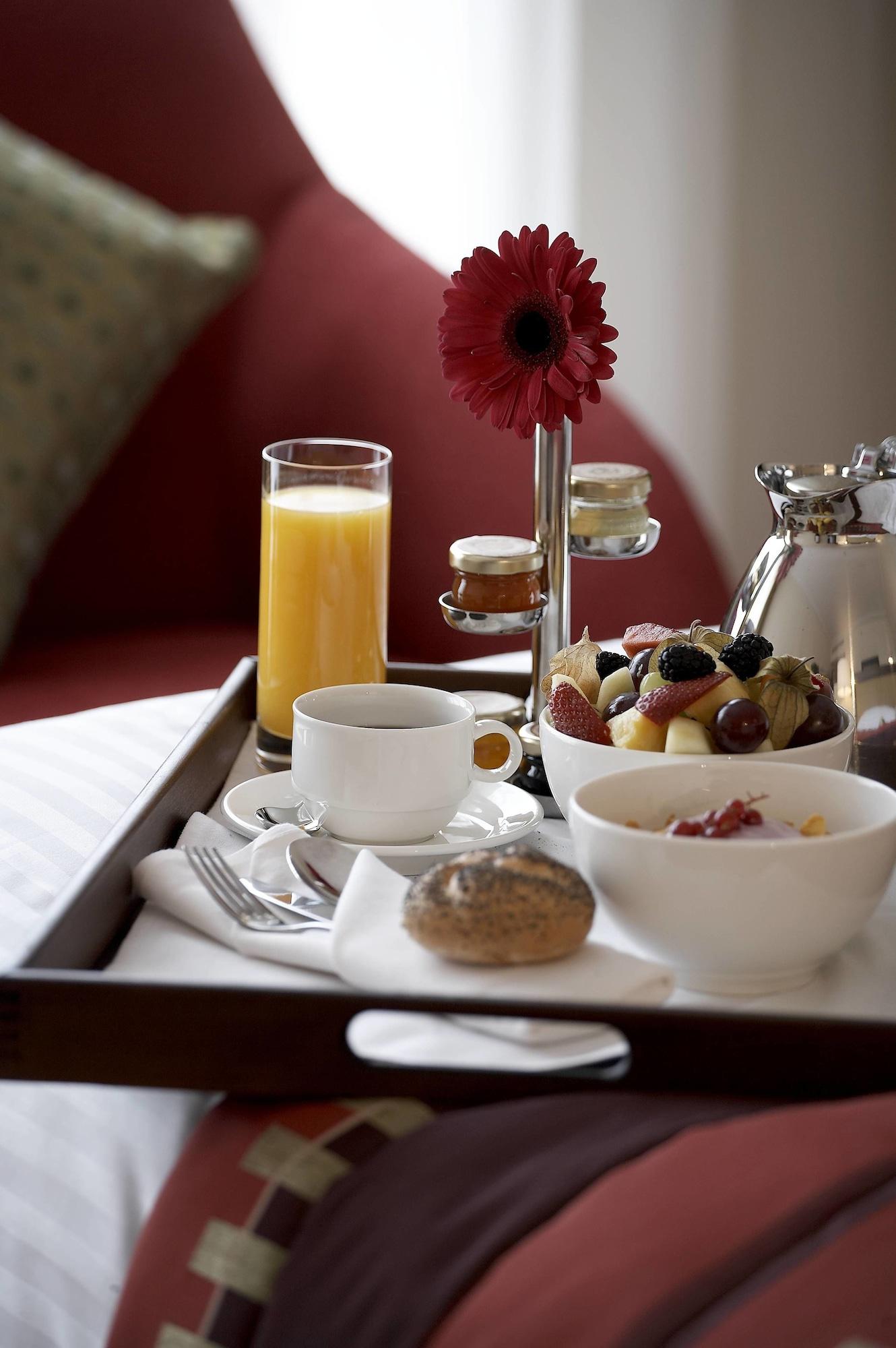 Hilton Jaipur Hotel Buitenkant foto A light breakfast