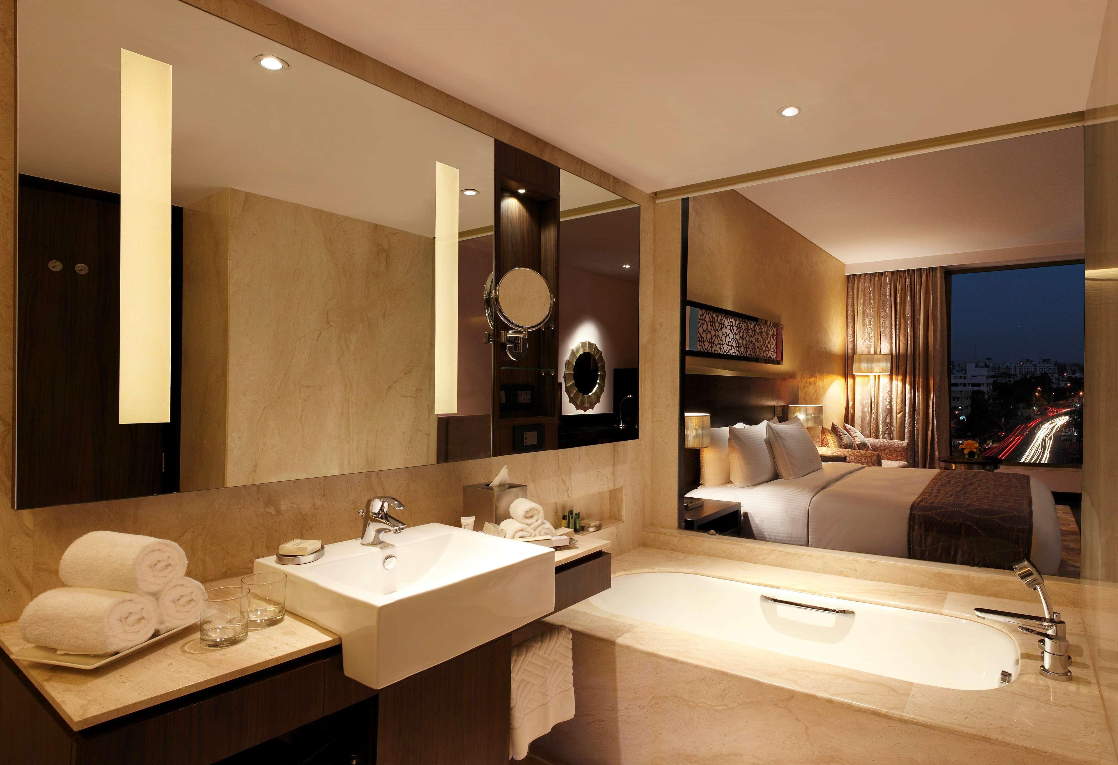Hilton Jaipur Hotel Buitenkant foto A bathroom at the hotel