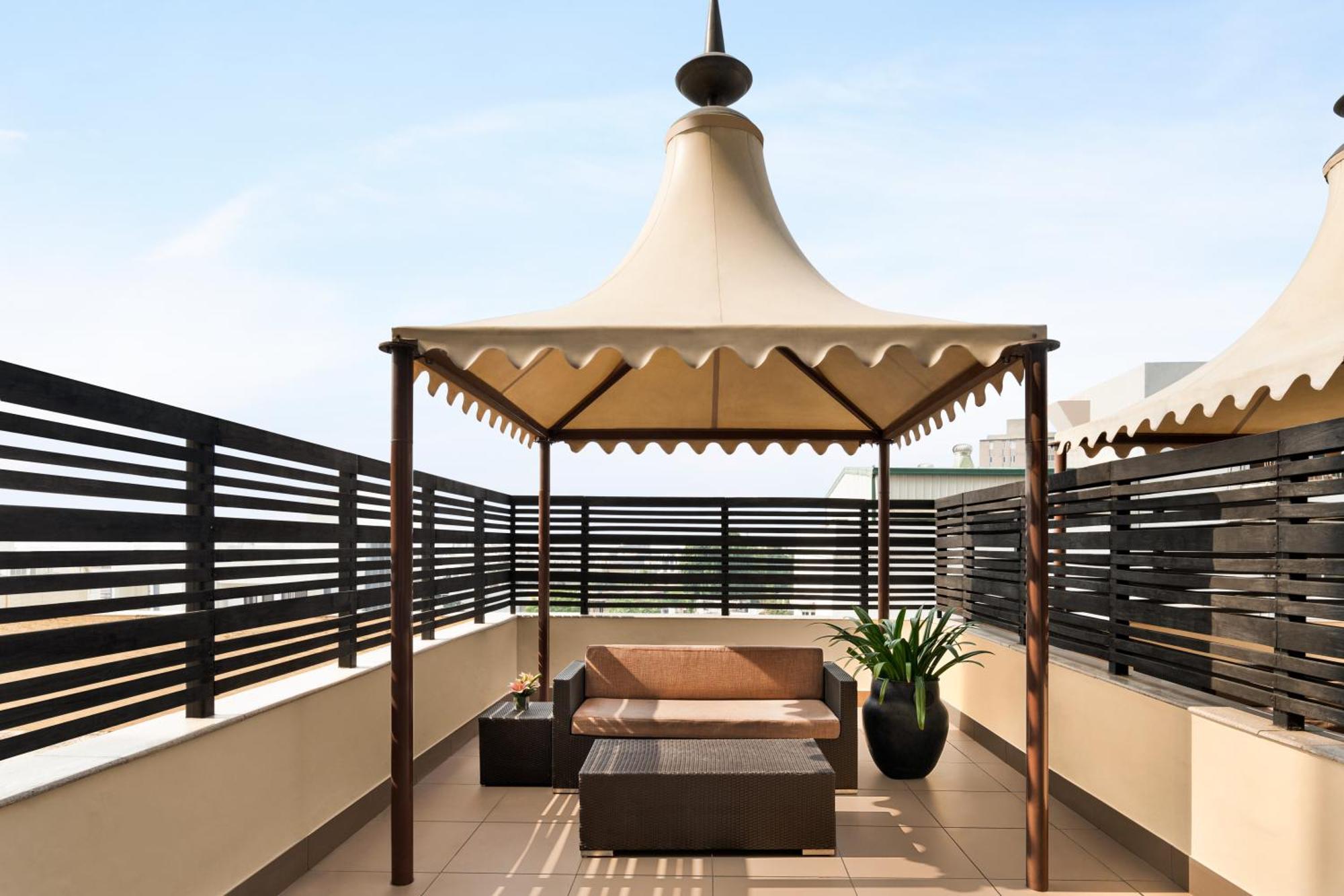 Hilton Jaipur Hotel Buitenkant foto A pergola on a rooftop