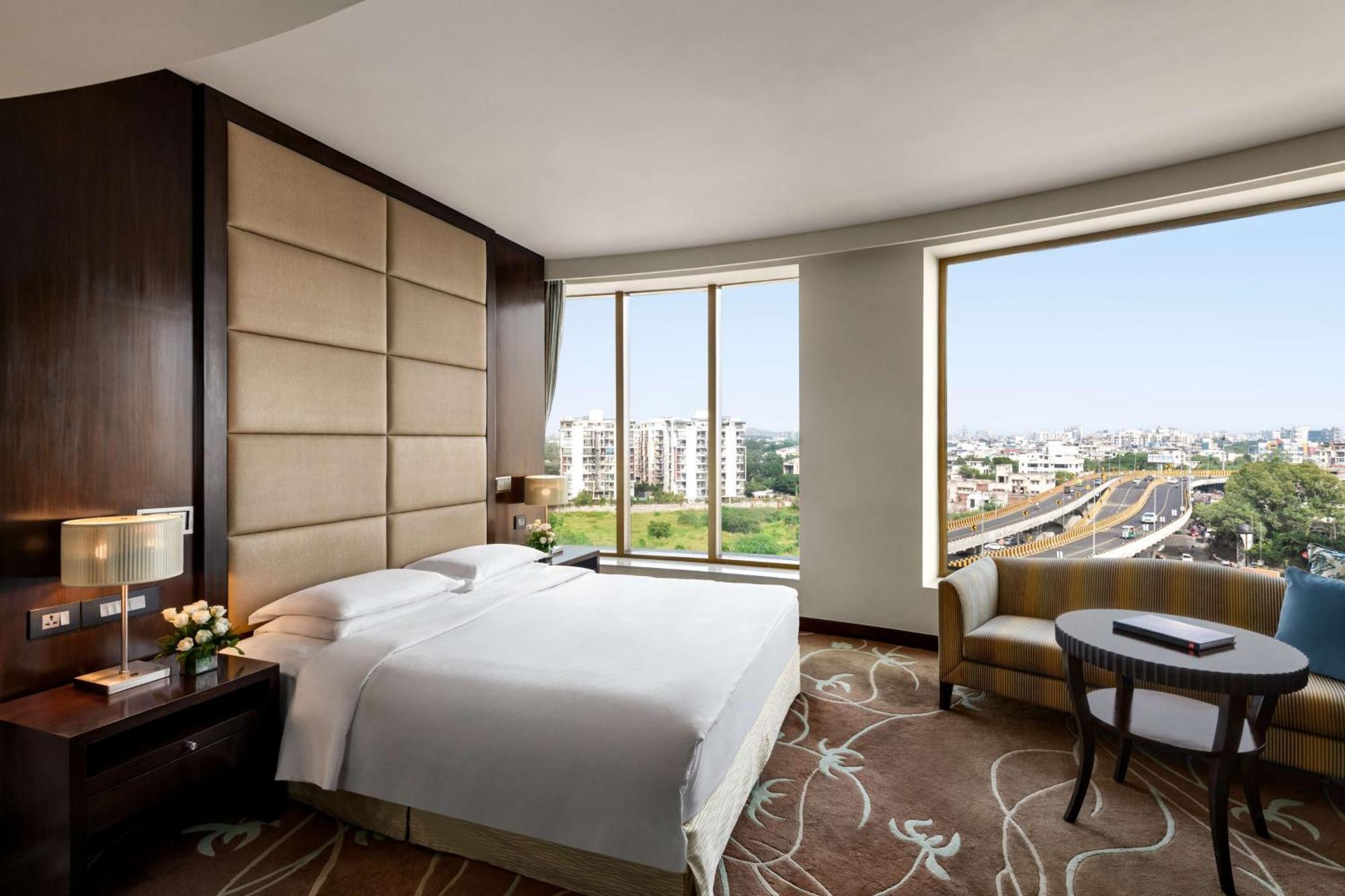 Hilton Jaipur Hotel Buitenkant foto A guest room at the hotel