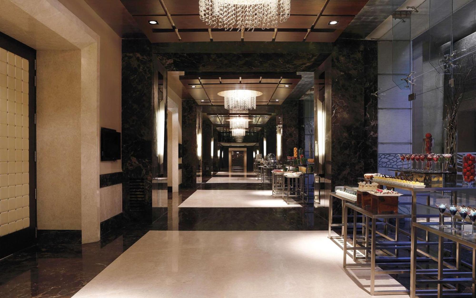 Hilton Jaipur Hotel Buitenkant foto The lobby