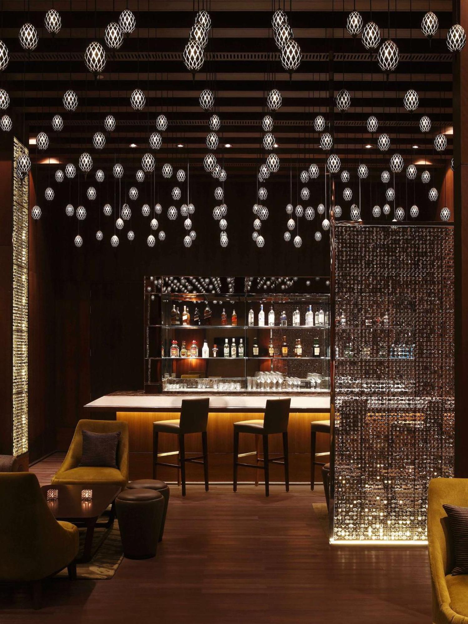 Hilton Jaipur Hotel Buitenkant foto The bar at the hotel