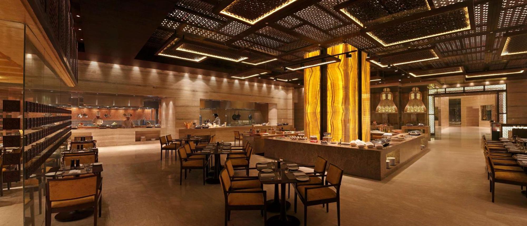 Hilton Jaipur Hotel Buitenkant foto The restaurant