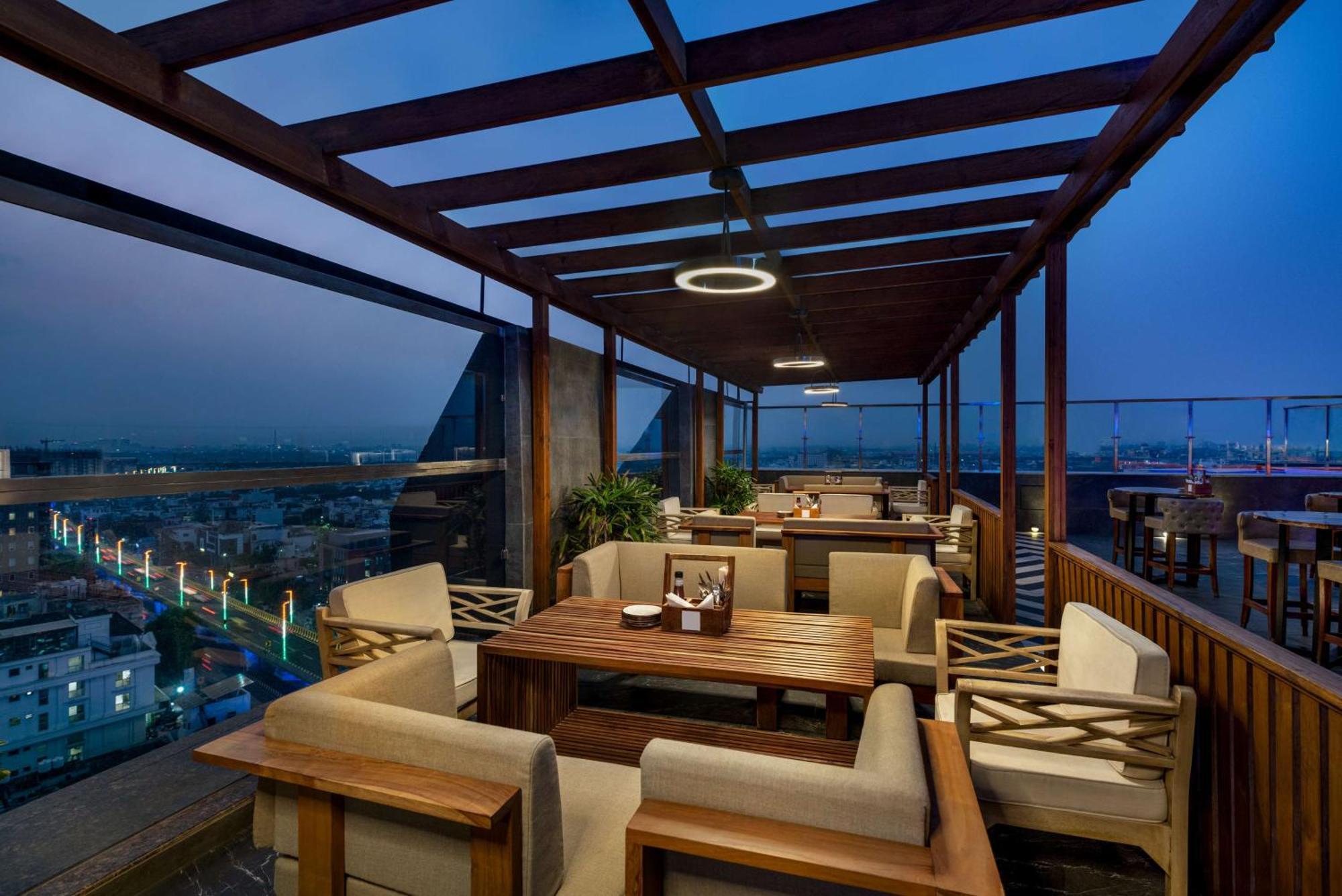 Hilton Jaipur Hotel Buitenkant foto The Terrace at the Park