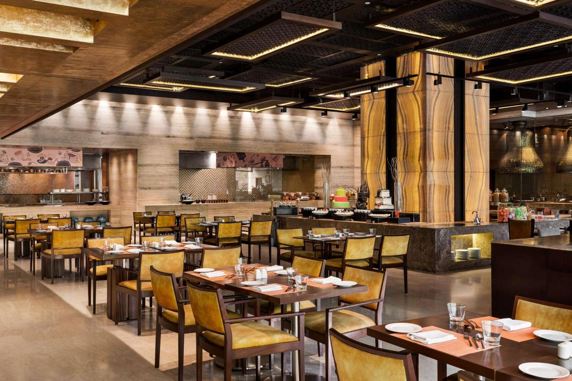 Hilton Jaipur Hotel Buitenkant foto The restaurant