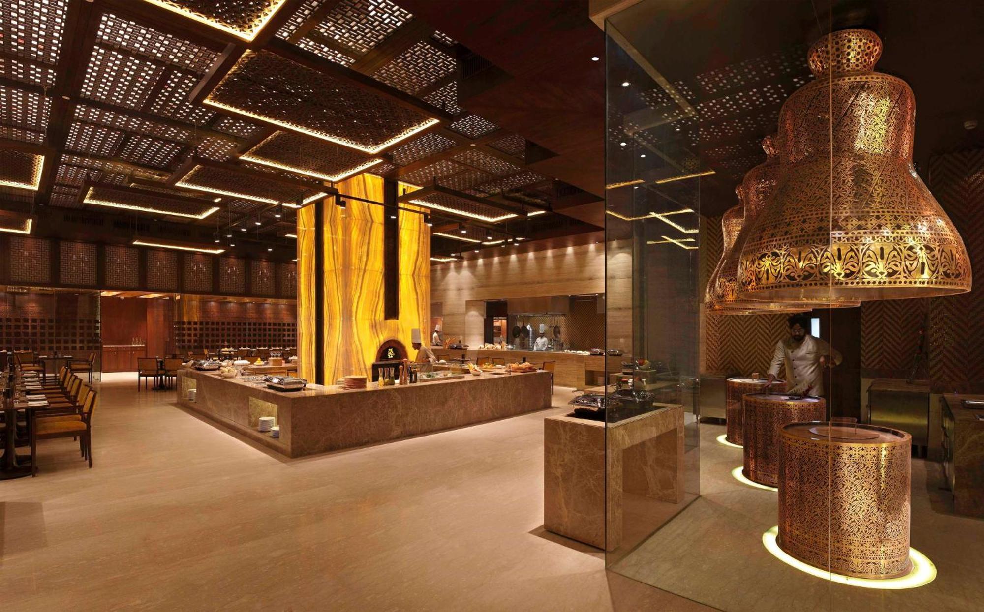 Hilton Jaipur Hotel Buitenkant foto The restaurant